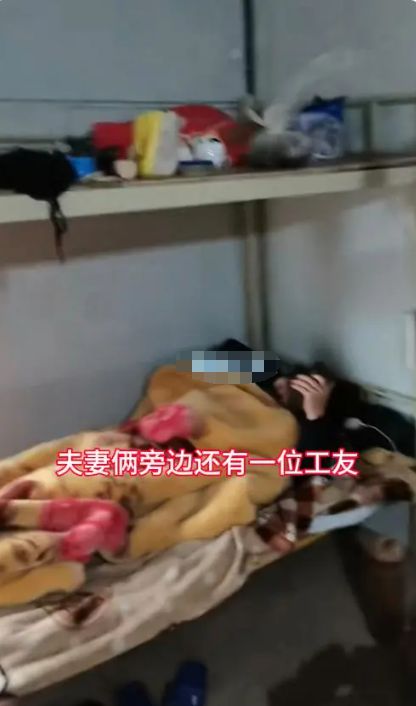 睡觉用帘子挡住工友：尴尬的是我们J9数字平台河南女子跟老公住工地(图2)