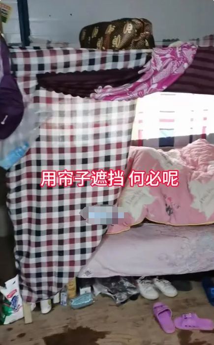 睡觉用帘子挡住工友：尴尬的是我们J9数字平台河南女子跟老公住工地(图6)