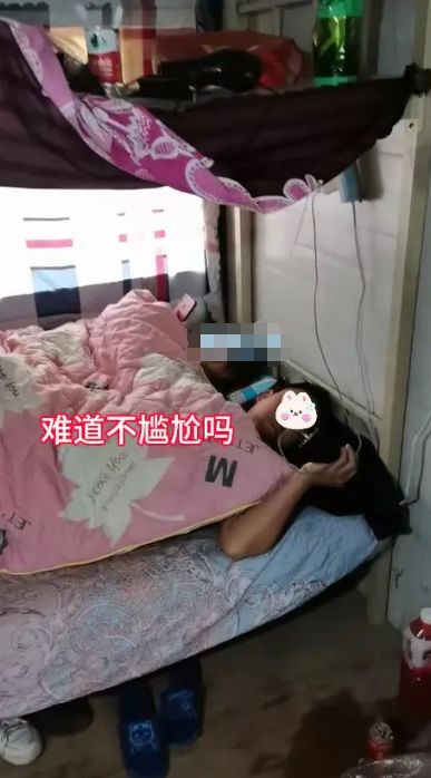 睡觉用帘子挡住工友：尴尬的是我们J9数字平台河南女子跟老公住工地(图5)