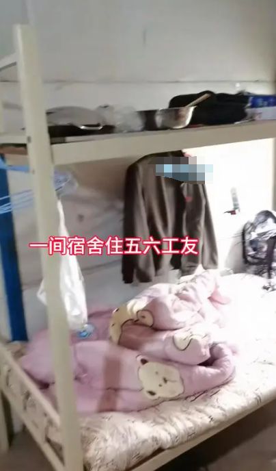 睡觉用帘子挡住工友：尴尬的是我们J9数字平台河南女子跟老公住工地(图4)